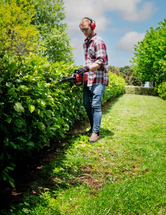 hhh36_hedge_trimmer_product_page_hero_mobile_1600x2080-min